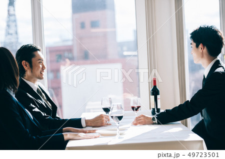 レストランで上司たちと乾杯する新入社員の男性 49723501