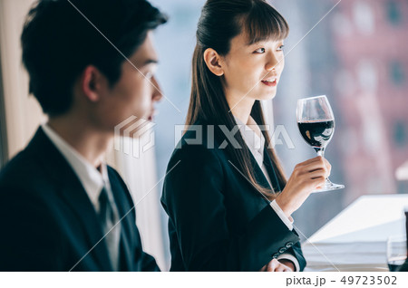 レストランでワインを飲む新入社員たち レストランでワインを飲む新入社員たち 49723502