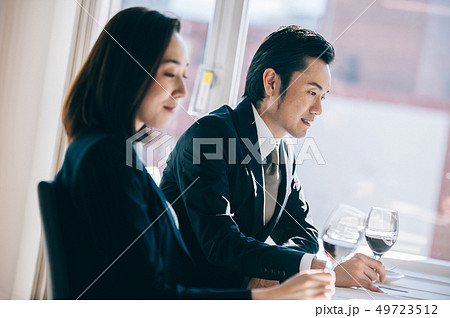 レストランでワイングラスを手にする上司たち 49723512