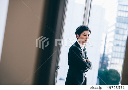 窓際に佇む新入社員の男性 窓際に佇む新入社員の男性 49723531