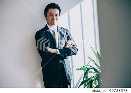 白壁を背景に立つ上司の男性 49723573