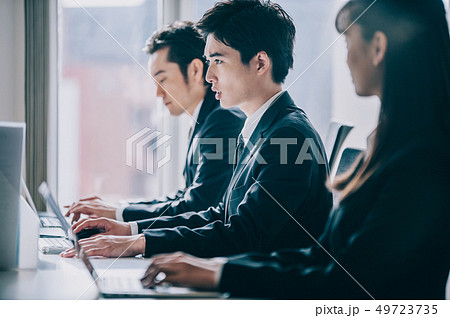 並んでパソコンに向かう上司と新入社員の二人 並んでパソコンに向かう上司と新入社員の二人 49723735