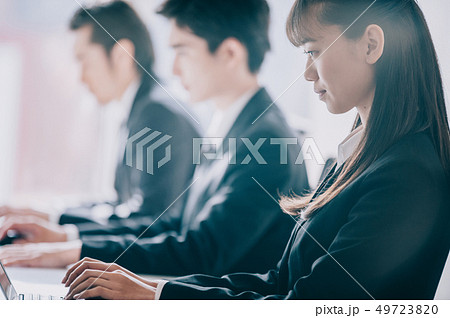 並んでパソコンに向かう上司と新入社員の二人 並んでパソコンに向かう上司と新入社員の二人 49723820