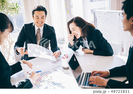 ミーティングをする社員たち 49723831