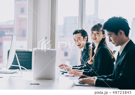 並んでパソコンに向かう上司と新入社員の二人 並んでパソコンに向かう上司と新入社員の二人 49723845