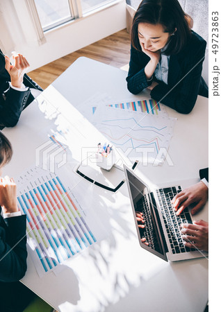オフィスでミーティングをする社員たちの手元 オフィスでミーティングをする社員たちの手元 49723863