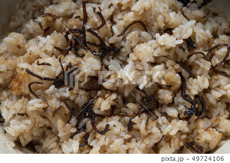 牡蠣出汁と味付昆布の混ぜごはん 49724106