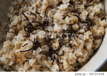 牡蠣出汁と味付昆布の混ぜごはん 49724108