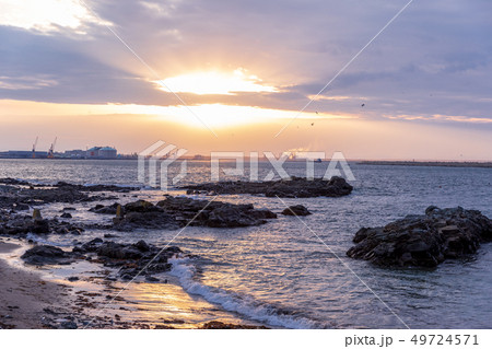 青森県八戸市 日没の美しい海の風景の写真素材 49724571 Pixta