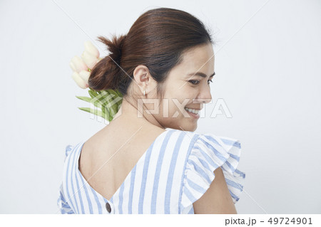 Beautiful woman holding bouquet of tulips 49724901