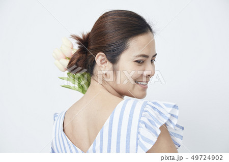 Beautiful woman holding bouquet of tulips 49724902