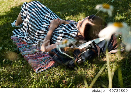 女性　野原　くつろぐ 49725309