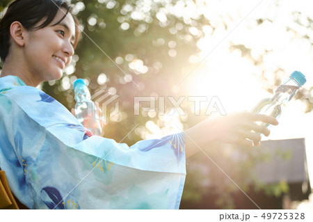 女性　夏　浴衣　ラムネ 49725328