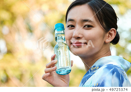 女性 夏 浴衣 ラムネの写真素材