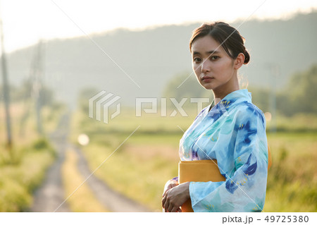 女性　夏　浴衣 49725380