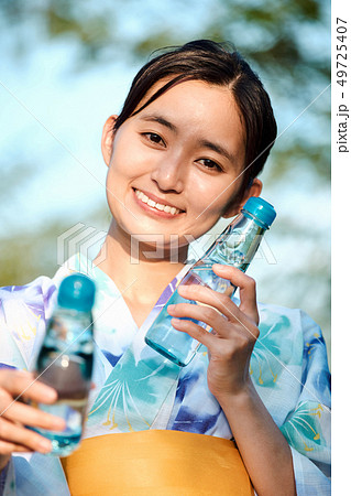 女性 夏 浴衣 ラムネの写真素材