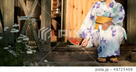 女性　夏　浴衣　スイカ 49725409