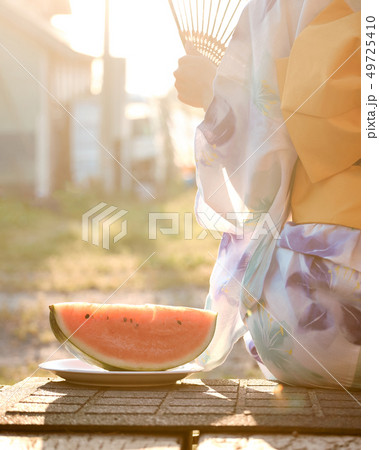 女性　夏　浴衣　スイカ 49725410