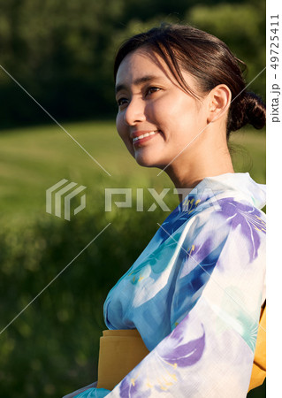 女性　夏　浴衣 49725411