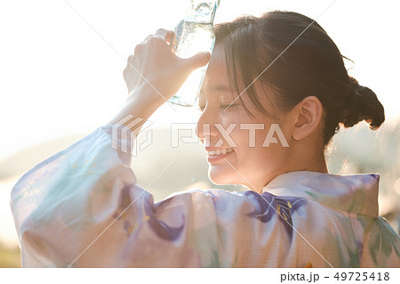 女性　夏　浴衣　ラムネ 49725418