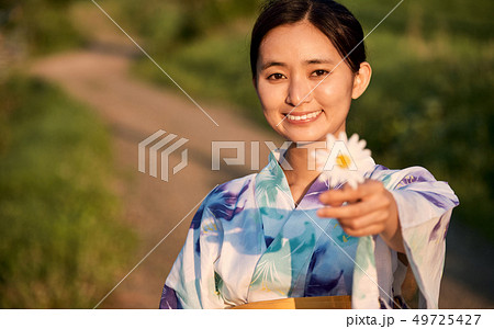女性　夏　浴衣 49725427