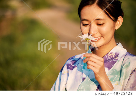 女性　夏　浴衣 49725428