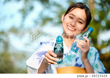 女性　夏　浴衣　ラムネ 49725429
