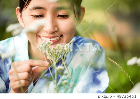 女性　夏　浴衣 49725451