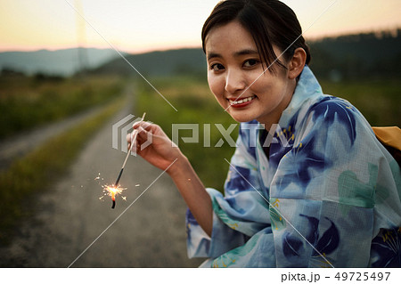 女性 夏 浴衣 花火 女性 夏 浴衣 花火 49725497