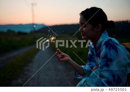 女性 夏 浴衣 花火 女性 夏 浴衣 花火 49725501