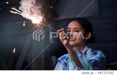 女性 夏 浴衣 花火 女性 夏 浴衣 花火 49725502
