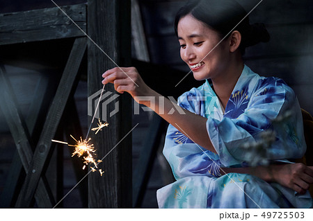 女性　夏　浴衣　花火 49725503
