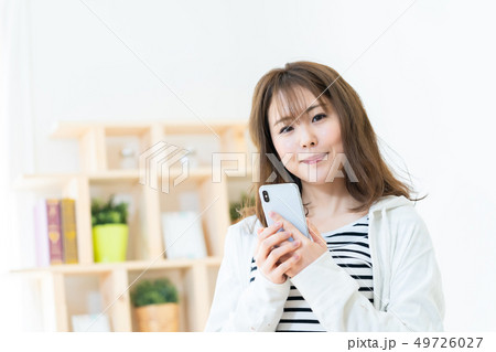 スマホを使う女性  インターネット  女の子  ライフスタイル 女性ポートレート 49726027