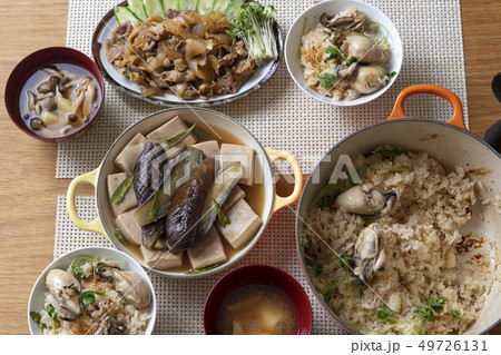 牡蠣ごはんと、茄子と高野豆腐の煮物の食卓 牡蠣ごはんと、茄子と高野豆腐の煮物の食卓 49726131