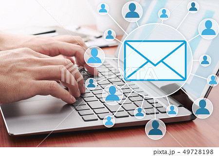 ノートパソコンでメールを送る男性。インターネット上の人のつながり。 ノートパソコンでメールを送る男性。インターネット上の人のつながり。 49728198
