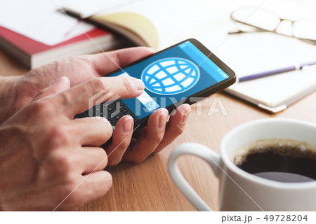 スマートフォンでインターネットを使う男性の手のアップ。 スマートフォンでインターネットを使う男性の手のアップ。 49728204