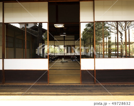 渉成園の臨池亭の室内 渉成園の臨池亭の室内 49728632