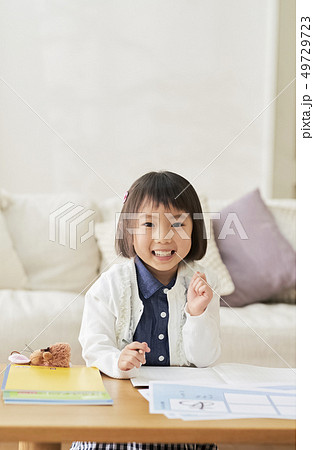 女の子　子供　ライフスタイル　勉強 49729723