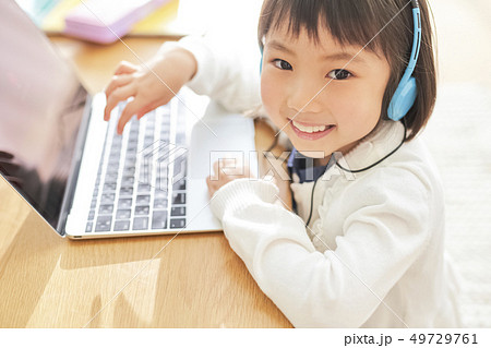女の子　子供　ライフスタイル　勉強 49729761
