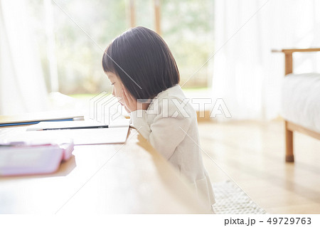 女の子　子供　ライフスタイル　勉強 49729763