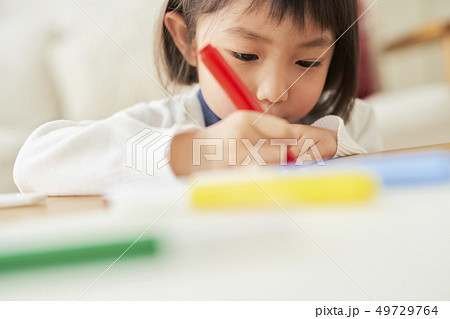 女の子　子供　ライフスタイル　工作 49729764