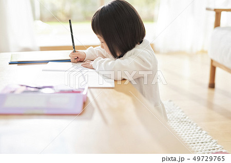女の子 子供 ライフスタイル 勉強 女の子 子供 ライフスタイル 勉強 49729765