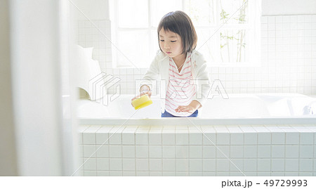 子供　女の子　ライフスタイル　家事 49729993