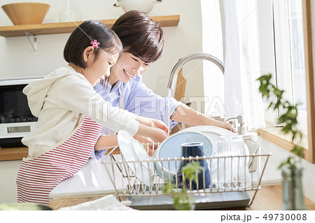 親子　ライフスタイル　家事 49730008