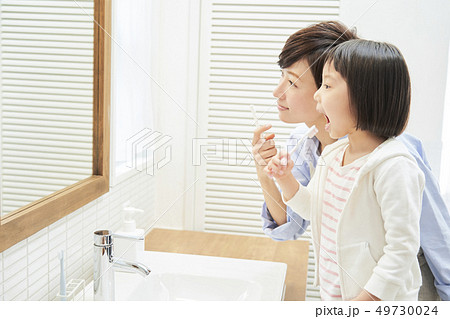 親子　ライフスタイル　身支度 49730024