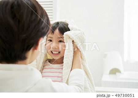 親子　ライフスタイル　身支度 49730051