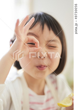 子供　女の子　ライフスタイル　家事 49730056