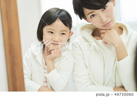 親子　ライフスタイル　身支度 49730060