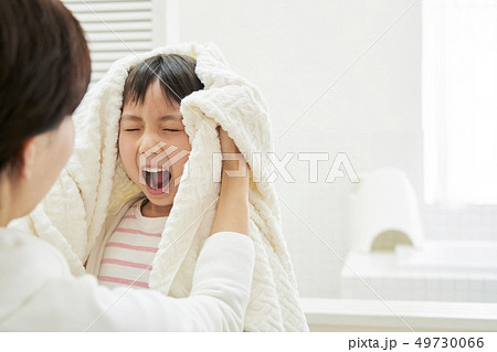 親子　ライフスタイル　身支度 49730066