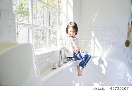 子供　女の子　ライフスタイル　家事 49730107